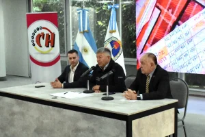 Tres autoridades durante la firma del acuerdo contra el juego ilegal en Chaco