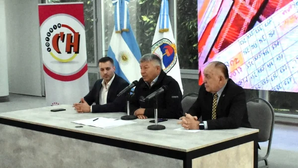 Tres autoridades durante la firma del acuerdo contra el juego ilegal en Chaco
