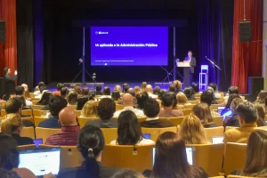 Expositor ante una pantalla sobre IA aplicada a la administración pública