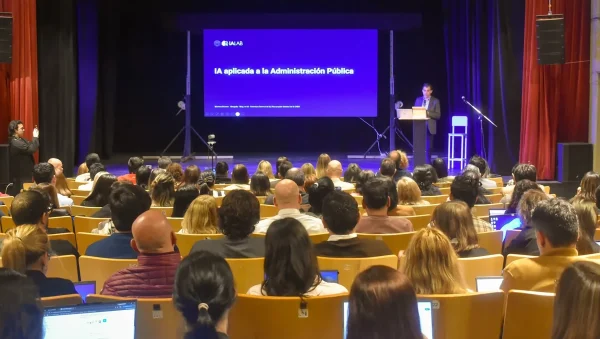 Expositor ante una pantalla sobre IA aplicada a la administración pública