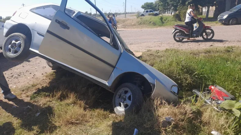 Fuerte choque entre auto y moto dejó dos lesionados en Resistencia