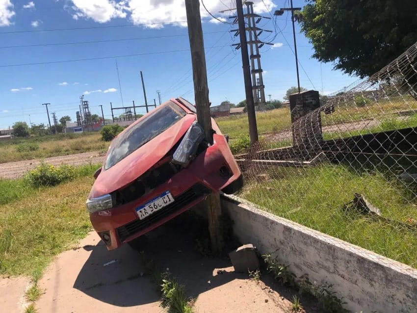 Automovilista choca contra un poste y abandona el lugar en Resistencia