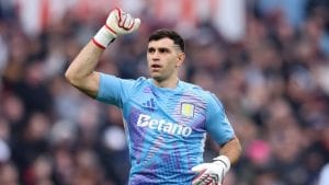 Dibu Martínez se consagra con el premio a la mejor atajada del mes en la Premier League