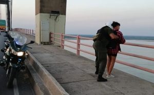 Gendarmes salvan a una joven que intentaba tirarse desde el puente General Belgrano