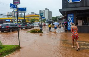 El paraíso turístico bajo el agua: lluvias históricas golpean el sur de Brasil