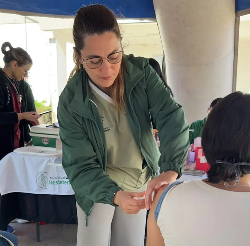 Una trabajadora sanitaria aplica una vacuna durante una jornada de salud