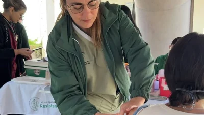 Una trabajadora sanitaria aplica una vacuna durante una jornada de salud