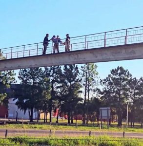 Rescatan a una adolescente que intentó arrojarse de una pasarela en la Ruta 16