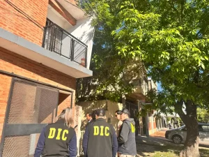 Personal de la División Delitos Contra las Personas frente al departamento allanado en Resistencia