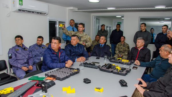 Presentaron las primeras Taser que usará la Policía del Chaco