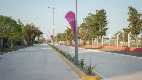 Vista de la avenida Caseros de Charata con doble carril e iluminación