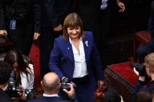 Patricia Bullrich camina entre fotógrafos durante una actividad en el Congreso