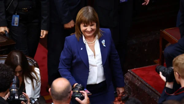 Patricia Bullrich camina entre fotógrafos durante una actividad en el Congreso