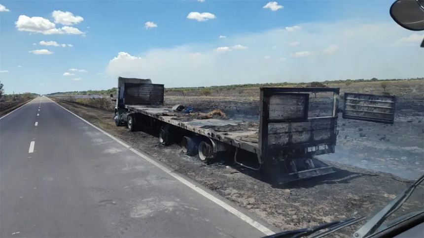 Camión se incendia en plena Ruta 11, cerca de Basail