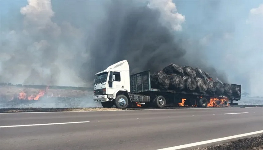 Incendio en la Ruta 11: un camión con pasturas quedó reducido a cenizas