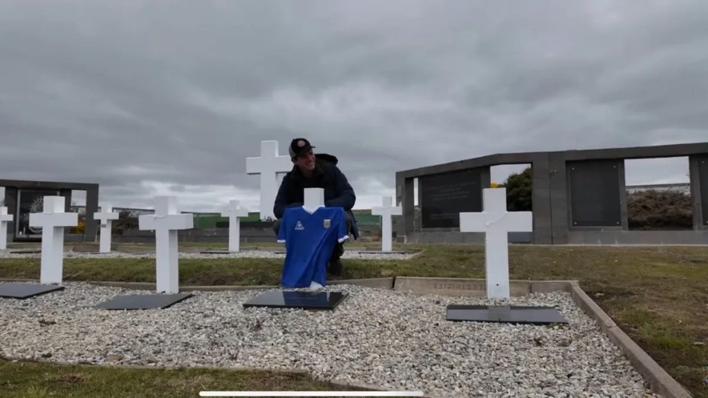 Juan le puso una camiseta argentina a la cruz de un excombatiente de Malvinas