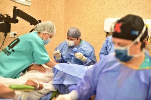 Equipo médico realiza una cirugía de cataratas en el Hospital Perrando