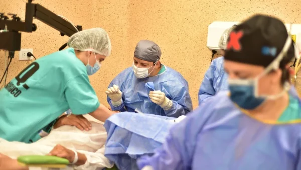 Equipo médico realiza una cirugía de cataratas en el Hospital Perrando
