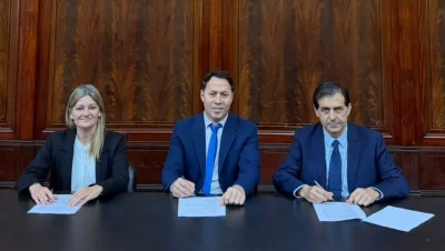 Autoridades durante la firma del convenio entre Chaco, ECOM y la UBA por capacitación en inteligencia artificial