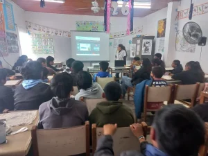 Estudiantes observan una clase virtual proyectada en un aula de primaria chaqueña.