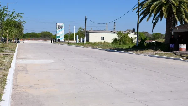 Acceso pavimentado de Charadai tras la obra vial