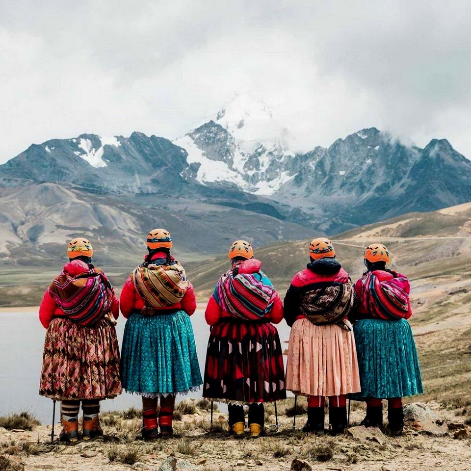 La pollera, un símbolo de identidad de las Cholitas Escaladoras