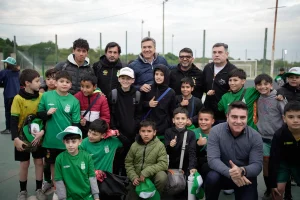 Leandro Zdero junto a niños y autoridades del Club Deportivo Luján