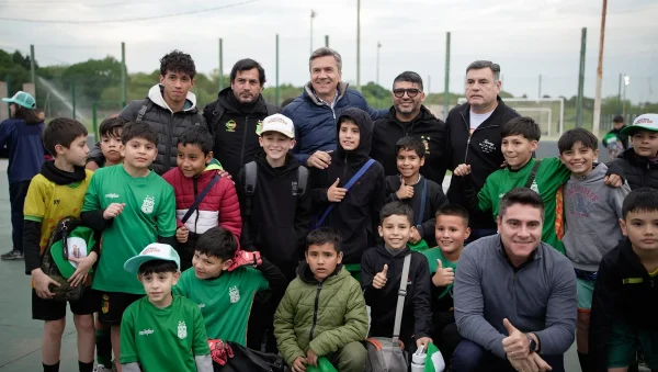 Leandro Zdero junto a niños y autoridades del Club Deportivo Luján