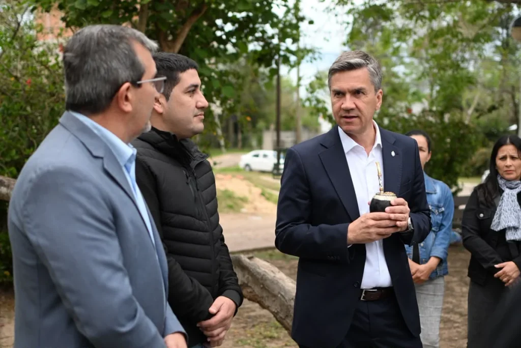 Leandro Zdero conversa con representantes locales durante el inicio de las obras en Colonia Benítez.