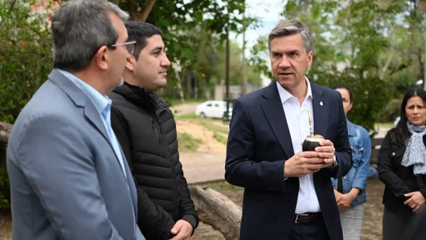 Leandro Zdero conversa con representantes locales durante el inicio de las obras en Colonia Benítez.