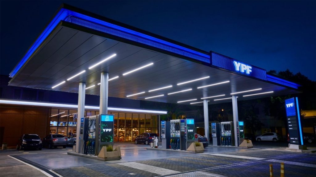 YPF baja los precios de madrugada y suma autoservicio