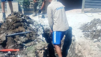 Trabajadores realizan una conexión cloacal domiciliaria en Isla del Cerrito
