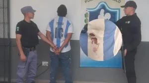 Policías junto a un hombre detenido en Coronel Du Graty.