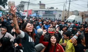 Avellaneda recibe a miles de fanáticos para despedir al Indio Solari