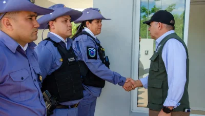 Un hombre saluda a una policía frente al destacamento rural de Cruce Viejo