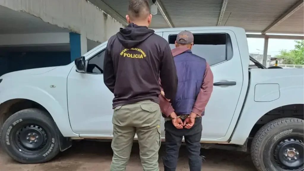 Policía detiene a un hombre junto a una camioneta en Coronel Du Graty