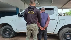 Policía detiene a un hombre junto a una camioneta en Coronel Du Graty