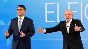 Luiz Inácio Lula da Silva junto a otro candidato durante un evento electoral en Brasil