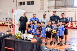 Sáenz Peña entrega elementos deportivos a escuelas barriales