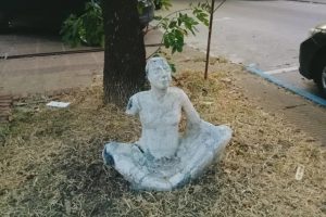 Roban escultura en Resistencia