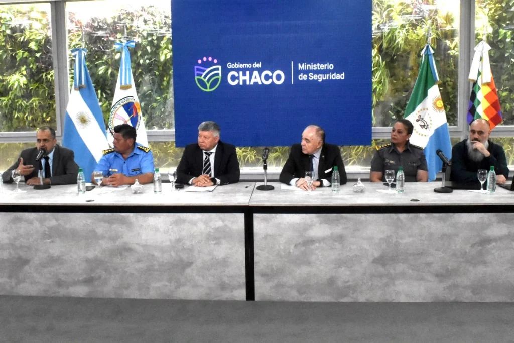 Funcionarios en la presentación del software forense Espejo Chubut en Chaco