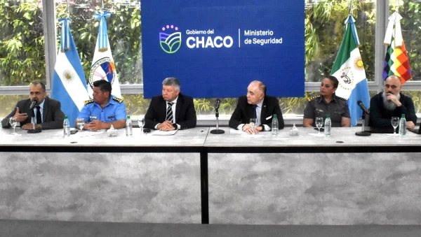 Funcionarios en la presentación del software forense Espejo Chubut en Chaco