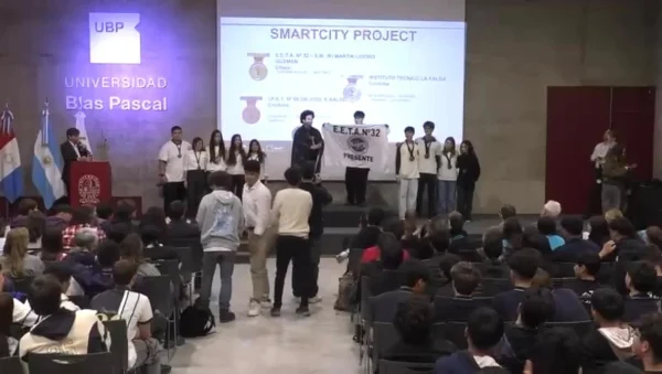 Estudiantes de la EETA N.º 32 muestran su presentación durante las ONIET en Córdoba.