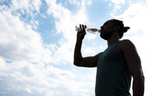 ¿Cómo evitar deshidratarse y sufrir un golpe de calor en días de altas temperaturas?