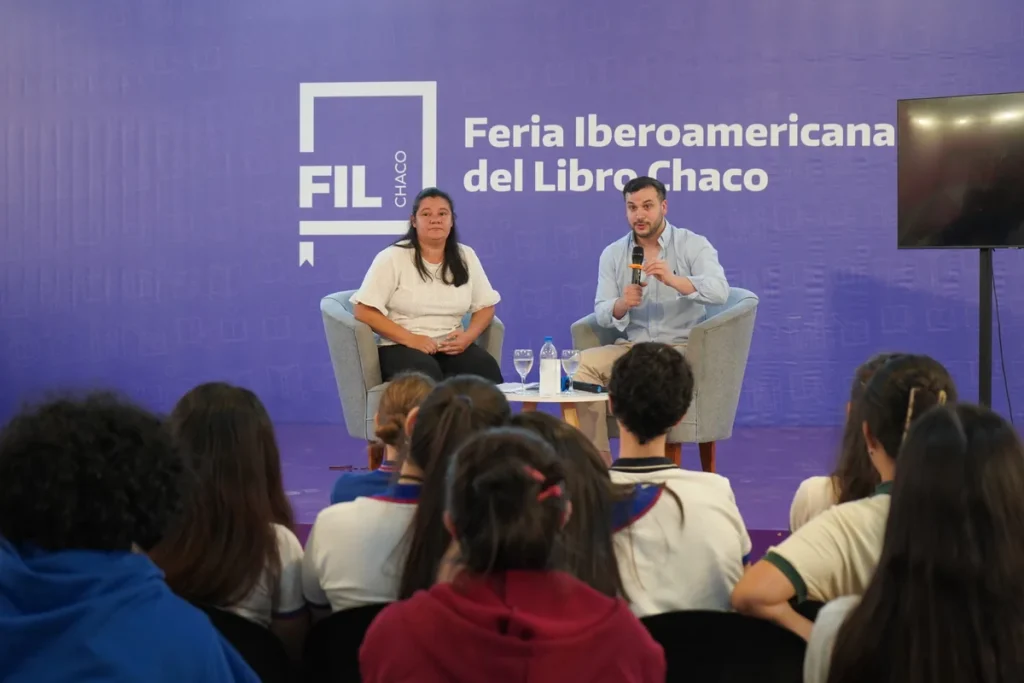 Elena Romero e Iván Gyoker dialogan ante estudiantes en la Feria Iberoamericana del Libro Chaco 2026.