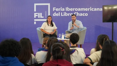 Elena Romero e Iván Gyoker dialogan ante estudiantes en la Feria Iberoamericana del Libro Chaco 2026.