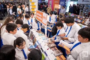 Estudiantes recorren los puestos de libros durante la Feria Iberoamericana del Libro Chaco 2026