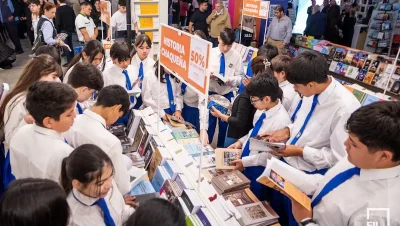 Estudiantes recorren los puestos de libros durante la Feria Iberoamericana del Libro Chaco 2026