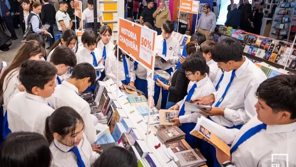 Estudiantes recorren los puestos de libros durante la Feria Iberoamericana del Libro Chaco 2026