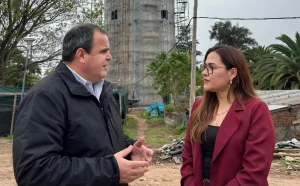 Recorrida por la obra de agua potable en General Pinedo junto a un tanque elevado en construcción
